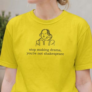Maglietta "Smettila di fare drammi", maglietta con citazione divertente di Shakespeare, regalo per amanti dei libri