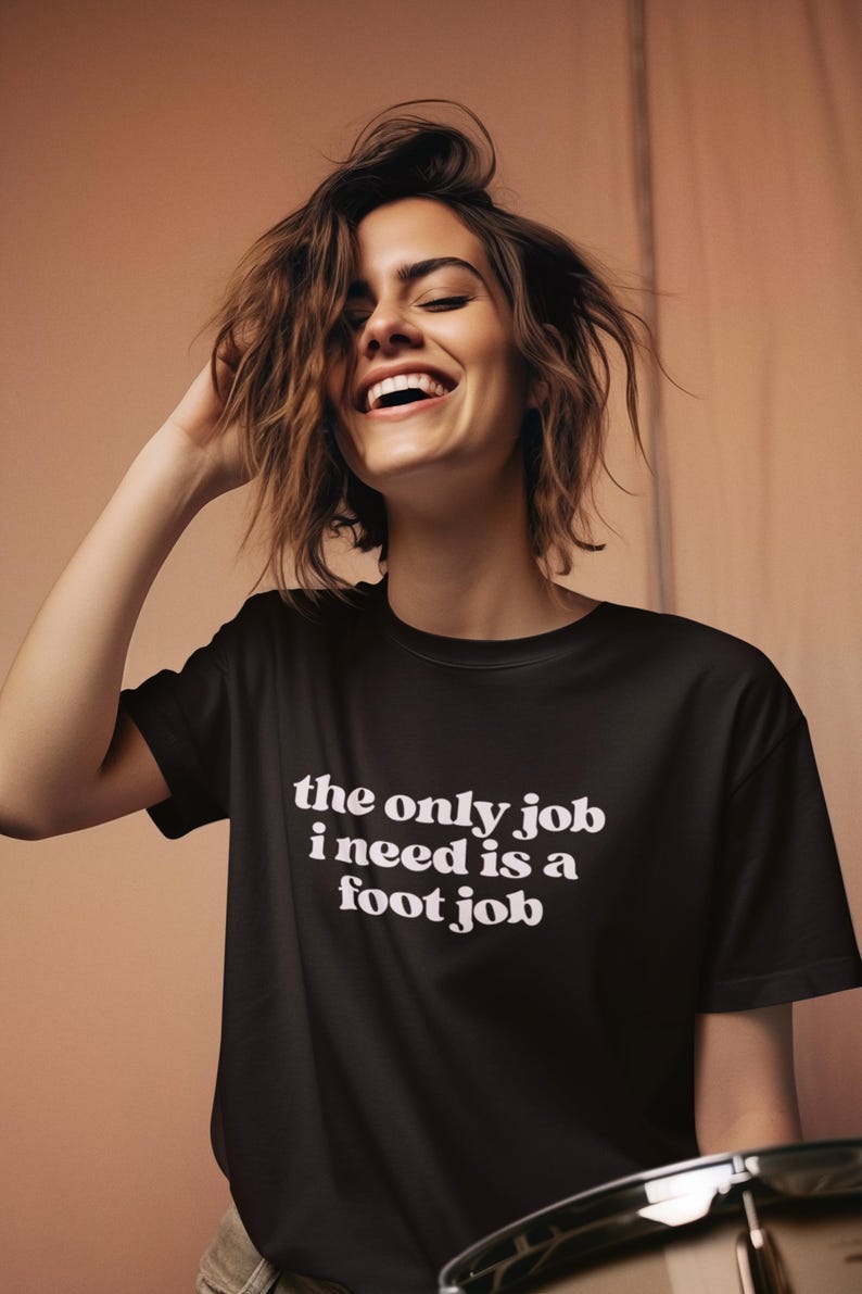 Puede incluir: Camiseta negra con texto blanco que dice "the only job i need is a foot job".