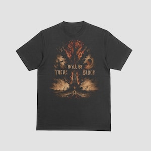 Op de afbeelding: Een zwart t-shirt met korte mouwen en een grafische print van een boortoren omringd door vlammen en donkere wolken. De tekst "THERE WILL BE BLOOD" is in een verweerd, gotisch lettertype op het midden van het borstontwerp gedrukt.