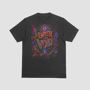 Könnte beinhalten: Ein schwarzes Kurzarm-T-Shirt mit einem lebendigen, mehrfarbigen Grafikdruck. Das Design zeigt den Text "ENTER THE VOID" in einer stilisierten Schriftart, umgeben von neonfarbenen Lichtstreifen, japanischen Schriftzeichen und einer Silhouette.