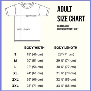 Puede incluir: Una tabla de tallas para camisetas Gildan 64000 Unisex Softstyle. La tabla muestra el ancho y la longitud del cuerpo en pulgadas y cent&iacute;metros para las tallas S, M, L, XL, 2XL y 3XL.