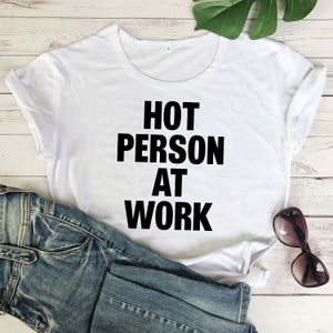 Het person på jobbet T-shirt: Y2K-humor för vuxna