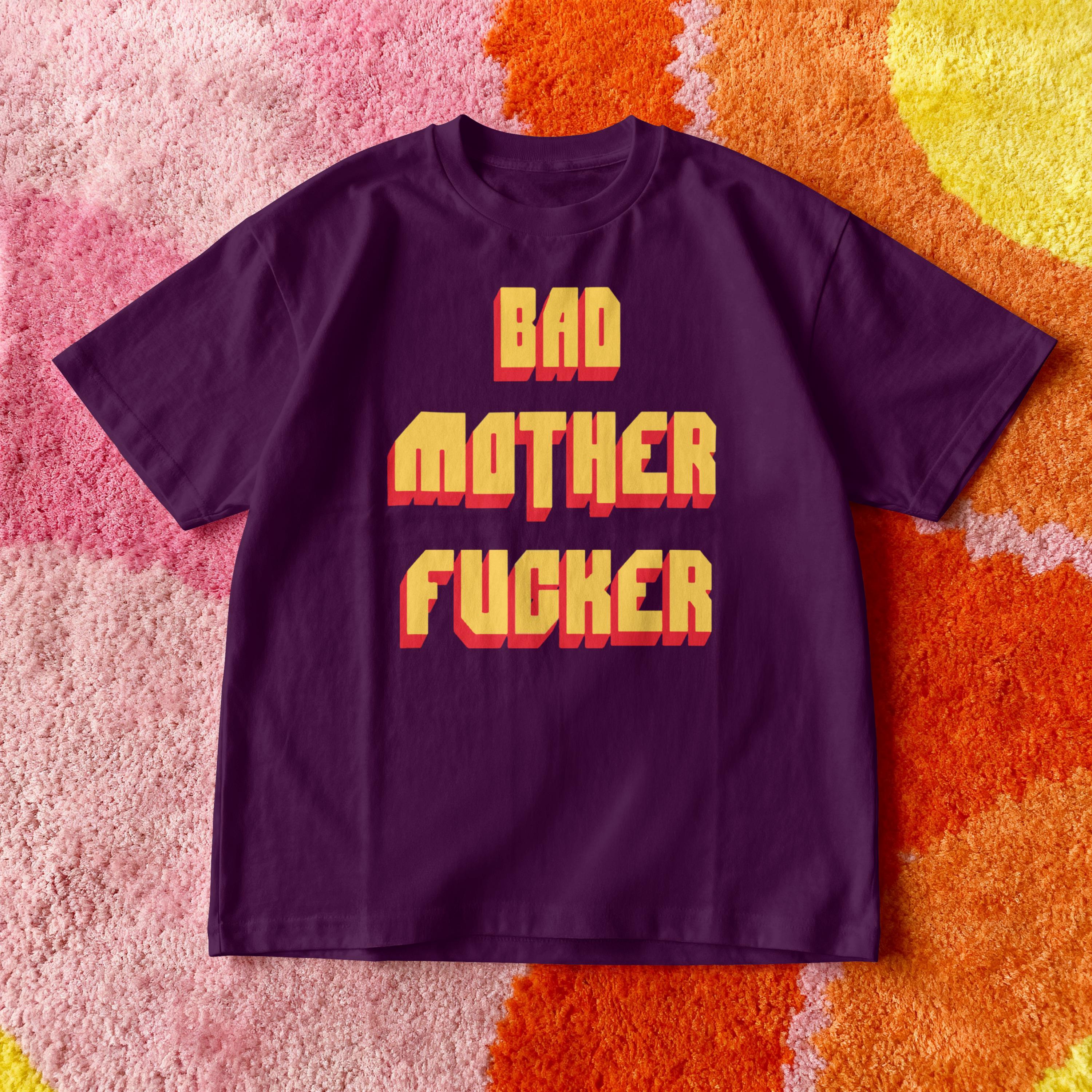 Bad Mother Fucker」Tシャツ、面白い下品なグラフィックTシャツ