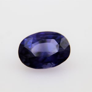 COLOR CHANGE SAPPHIRE 1.30 ct, Igi certified, Unheated, Deep bluish violet to purple, Oval mixed cut, Rare and stunning gemstone