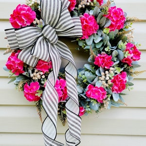 Couronne de ferme en géraniums roses : décoration d&#39;oreilles d&#39;agneau et d&#39;eucalyptus