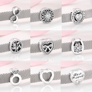 Könnte beinhalten: Neun silberne Charm-Armbänder mit verschiedenen Charms, darunter ein Herz mit Schleife, ein vierblättriges Kleeblatt, ein Baum, ein Unendlichkeitszeichen, ein Ring, ein Herz mit Ausschnitt, eine Blume und ein Herz mit der Aufschrift "Beste Freunde".