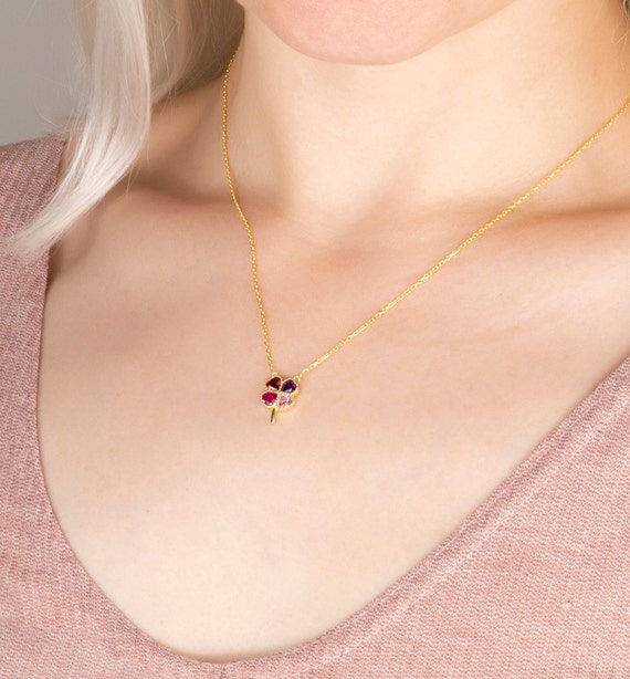 Gros plan sur le collier avec pierre de naissance