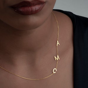 Benutzerdefinierte Gold Initial Halskette - Personalisierter Seitlicher Buchstabe Schmuck für Mädchen - Spaced Letter Halskette - Geburtstagsgeschenk - Mutter Halskette