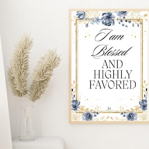 Puede incluir: Un cartel blanco imprimible con un marco dorado y detalles florales azules. El texto en el cartel dice "Soy bendecido y altamente favorecido".