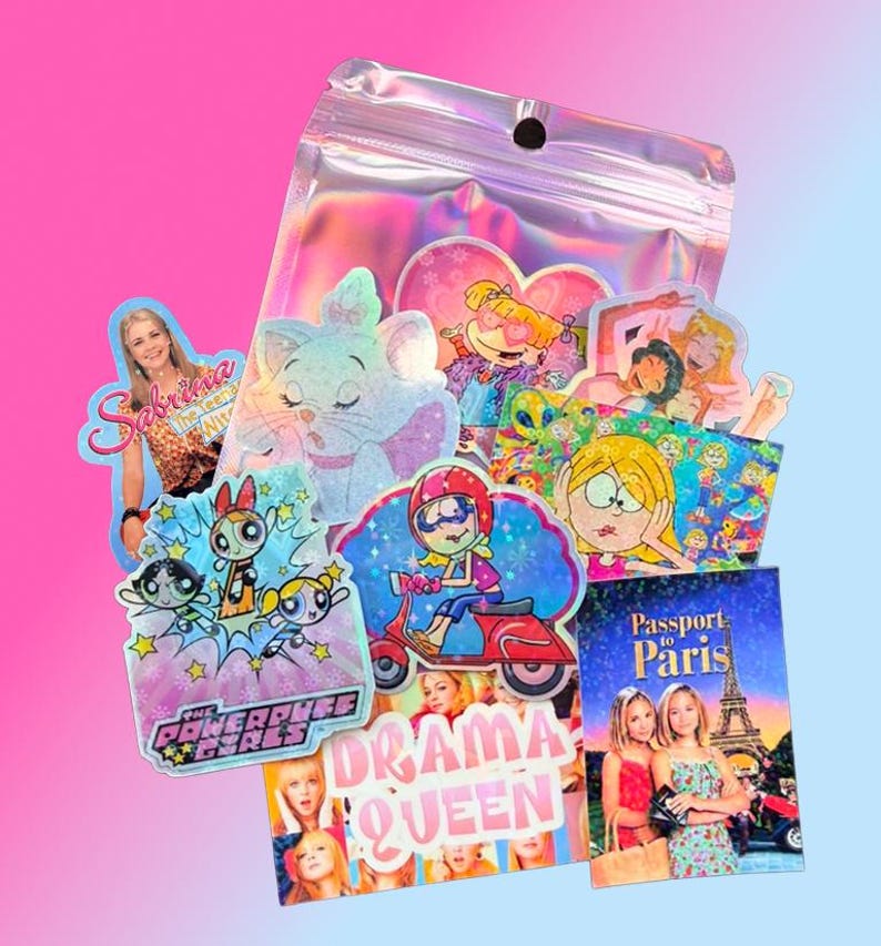 Pu&ograve; includere: Una collezione di adesivi olografici con personaggi dei cartoni animati e riferimenti alla cultura pop. I disegni includono personaggi di "The Powerpuff Girls", "Sabrina, vita da strega" e "Passport to Paris". Gli adesivi sono confezionati in un sacchetto trasparente e iridescente.