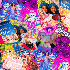 Pu&ograve; includere: Un collage di adesivi colorati con immagini di celebrit&agrave;, personaggi dei cartoni animati e testo. Gli adesivi includono la Torre Eiffel, le parole "Passport to Paris" e "Drama Queen". Gli adesivi sono principalmente rosa, viola e blu.