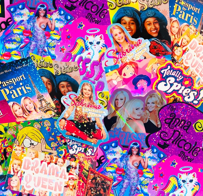 Pu&ograve; includere: Un collage di adesivi colorati con immagini di celebrit&agrave;, personaggi dei cartoni animati e testo. Gli adesivi includono la Torre Eiffel, le parole "Passport to Paris" e "Drama Queen". Gli adesivi sono principalmente rosa, viola e blu.