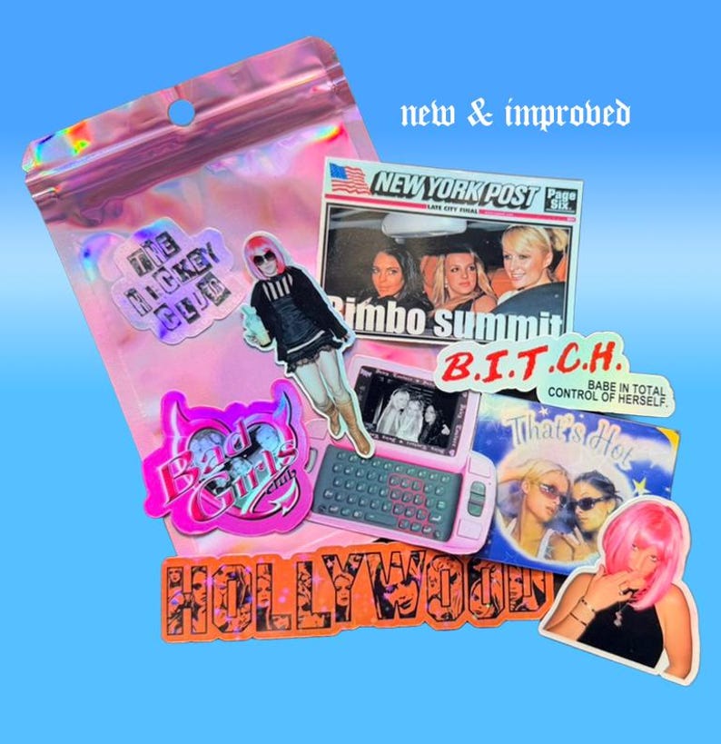 Pu&ograve; includere: Una collezione di adesivi e una borsa olografica su sfondo blu. Gli adesivi includono testo come "The Hockey Club", "Bad Girls Club", "Hollywood" e "B.I.T.C.H.". Altri adesivi presentano immagini di donne e un telefono rosa.