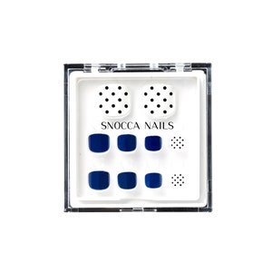Puede incluir: Una caja de plástico transparente con fondo blanco que contiene 10 uñas postizas de lunares azules y blancos. La caja tiene el texto "SNOCCA NAILS" impreso.