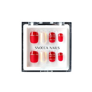 30 piezas Prensa reutilizable en uñas cuadrado corto / Press On Nails set con pegamento / Caja de uñas falsa / Longitud media listo para enviar Rojo oro mate