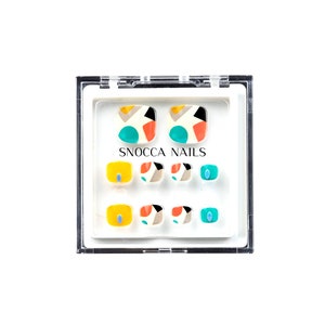 Puede incluir: Un conjunto de envolturas de uñas geométricas de colores en una caja de plástico transparente. Las envolturas presentan una mezcla de colores rojo, naranja, amarillo, azul y verde. La caja tiene el texto "SNOCCA NAILS" impreso en ella.