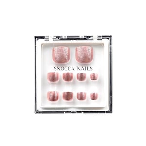 Puede incluir: Un juego de 10 puntas de uñas de los pies de color rosa brillante en un estuche de plástico transparente con el texto "SNOCCA NAILS".