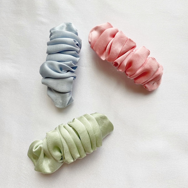 Pasador francés de seda con volantes hecho a mano – Accesorio para el cabello de malvavisco suave – Sujeción para hebras – Regalo para ella