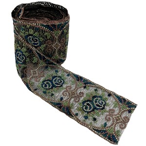 18世紀のアンティークシルク刺繍、メタリックな豊穣の角と花のモチーフ