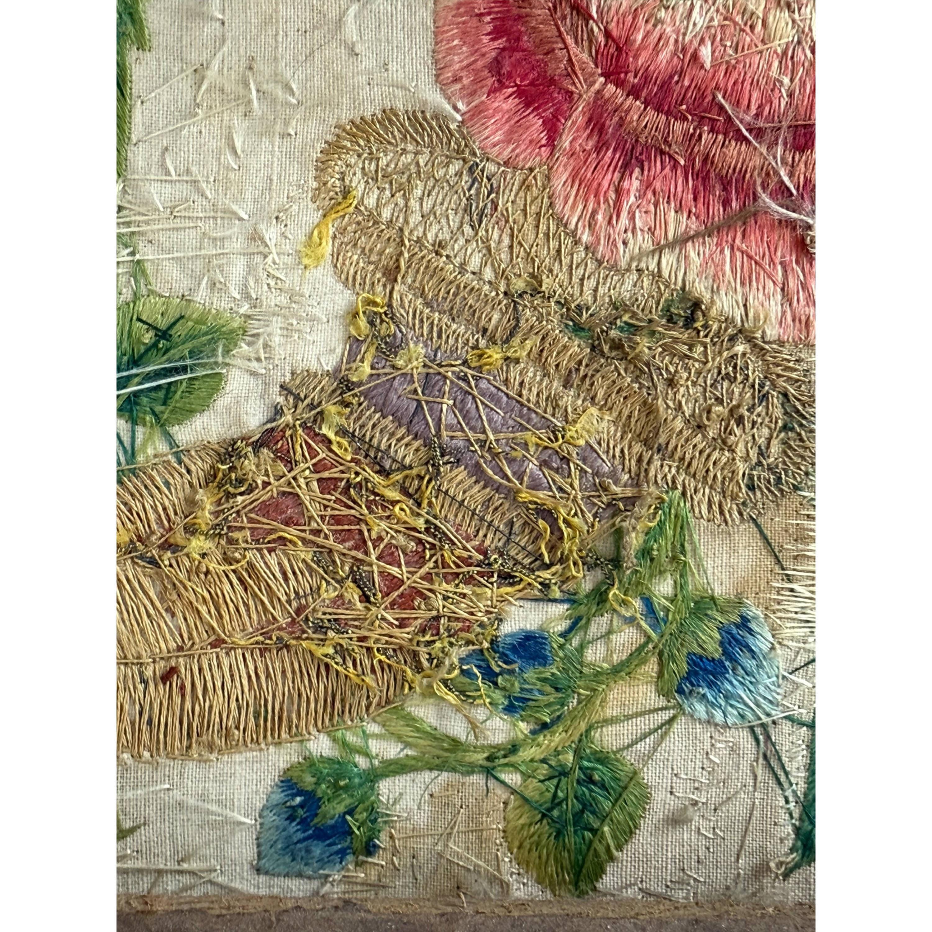 18世紀のアンティークシルク刺繍、メタリックな豊穣の角と花のモチーフ