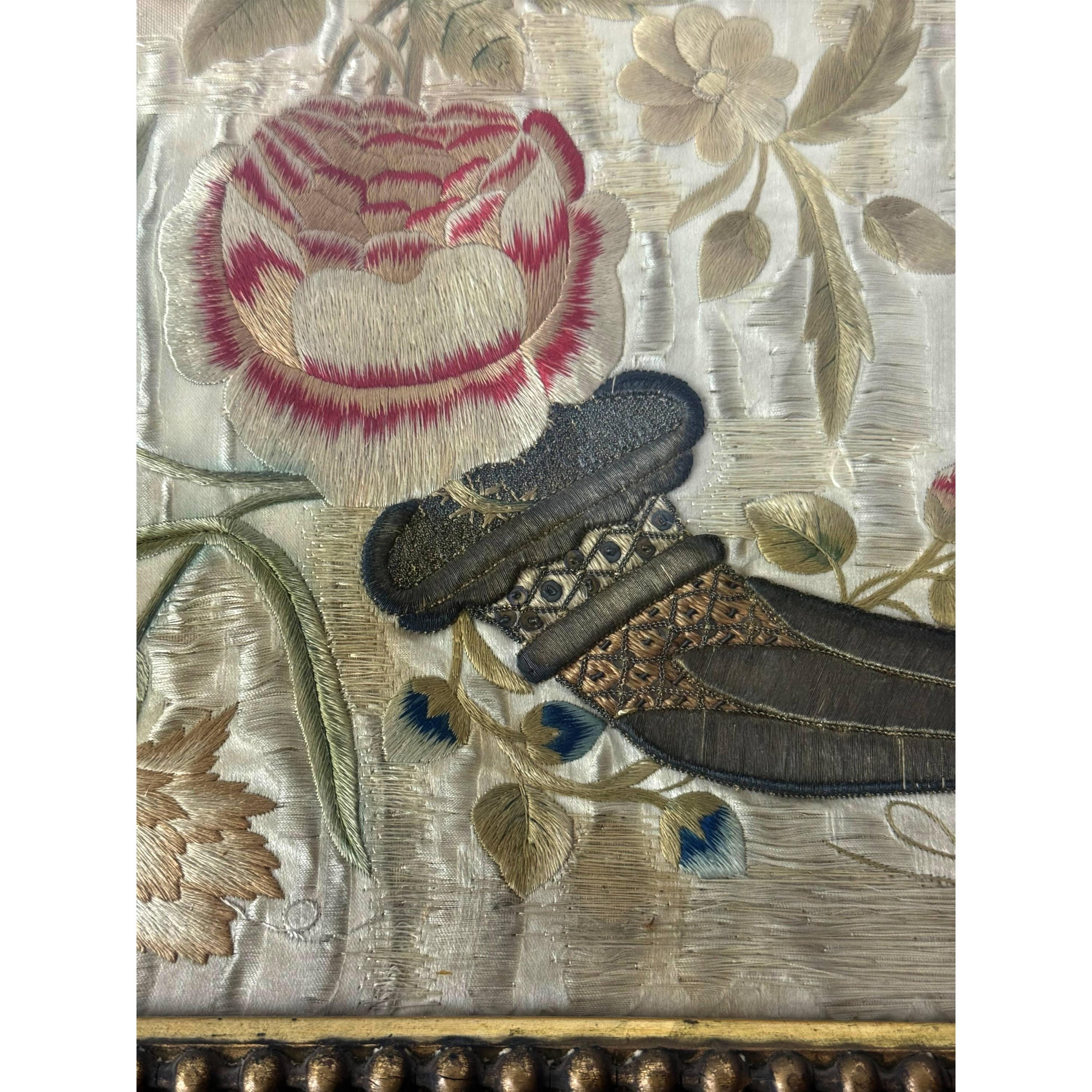 18世紀のアンティークシルク刺繍、メタリックな豊穣の角と花のモチーフ