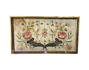 18世紀のアンティークシルク刺繍、メタリックな豊穣の角と花のモチーフ