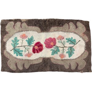 Alfombra antigua de ganchos: diseño floral en colores primitivos, 53 x 91 cm
