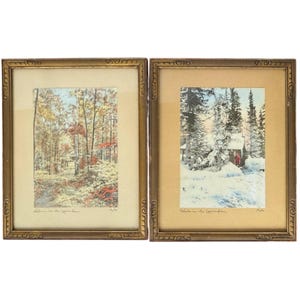 Puede incluir: Dos grabados de paisajes enmarcados. Uno representa una escena otoñal con árboles coloridos y un sendero. El otro muestra una cabaña cubierta de nieve en un bosque invernal. Ambos están en marcos dorados ornamentados.