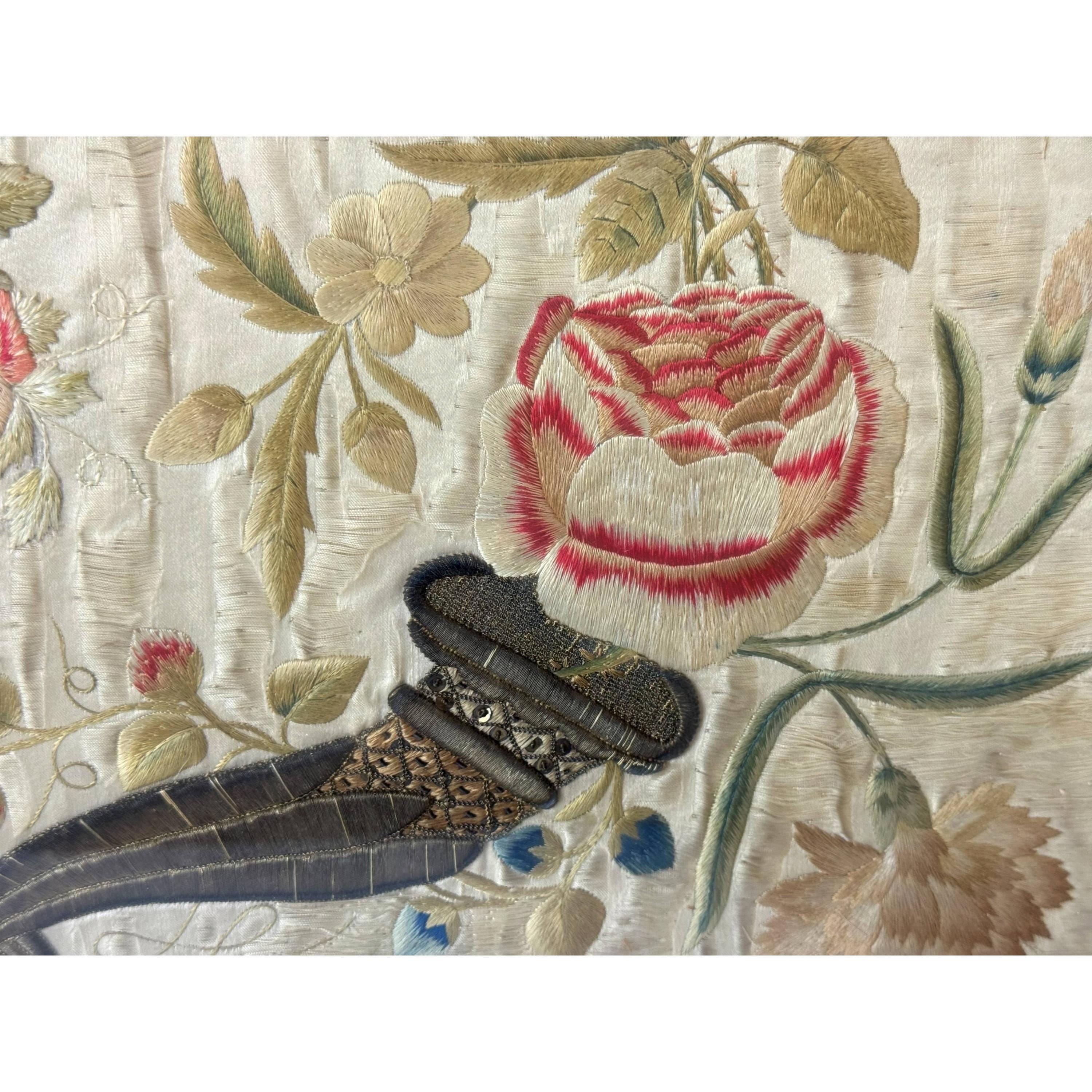 18世紀のアンティークシルク刺繍、メタリックな豊穣の角と花のモチーフ
