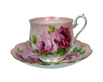 Xícara de chá e pires de porcelana Royal Albert vintage dos anos 1950, American Beauty, fundo rosa ombré