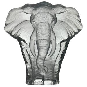 Könnte beinhalten: Eine klare Elefantenskulptur aus Glas mit detaillierten Merkmalen, darunter Stoßzähne, ein Rüssel und große Ohren. Die Skulptur ist ein dekoratives Stück, das die Form eines Elefanten zeigt.