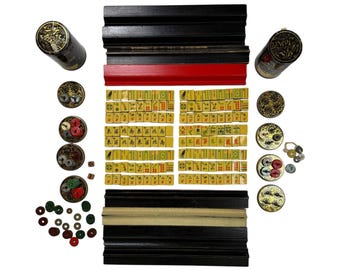 Vintage 1920er Chinesisches Mahjong Set 144 Zelluloid auf Holzfliesen mit Davidson Montreal Dosen