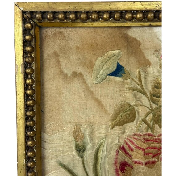 18世紀のアンティークシルク刺繍、メタリックな豊穣の角と花のモチーフ