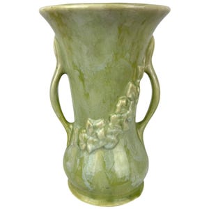 Vintage 1930er Jahre Brush McCoy Pottery Vase 840 Ivy Vine Behandelt Meliertes Lindgrün 10,25 ”Hoch