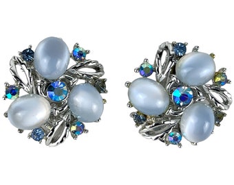 Boucles d'oreilles Lisner vintage des années 1950, Lucite lunaire bleu clair et strass Aurora, signées