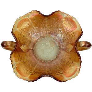 Antiguo medallón persa Fenton de cristal de carnaval con centro transparente excepcional. Plato para dulces con dos asas, color caléndula.