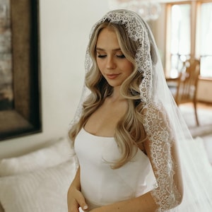 Romantic Lace Mantilla Veil | Delicate Scalloped Edge Veil