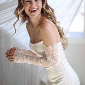 Lace Bridal Gloves, Fingerless, Scalloped Chantilly Lace Sleeves