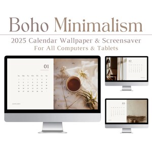 Puede incluir: Tres pantallas de ordenador que muestran un fondo de pantalla y un protector de pantalla de calendario 2025 con una estética boho minimalista. Las pantallas presentan una taza de té, una lámpara y hierbas secas.