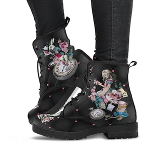 Puede incluir: Botas de cuero negro con diseño acolchado y costuras rosas. Las botas presentan un estampado de personajes de Alicia en el País de las Maravillas, incluyendo a Alicia, el Conejo Blanco y un reloj de bolsillo.