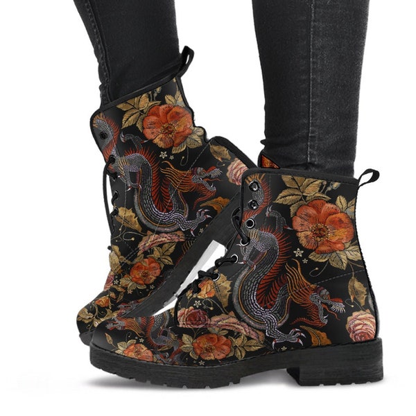 Bottes de combat - Dragon et fleurs | Chaussures bohèmes, bottines à lacets faites main, bottines à lacets en cuir végétalien, bottes des années 90, bottes des années 2000