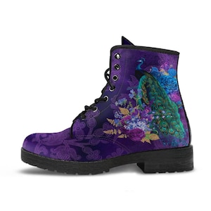 Kampfstiefel – Pfau #102 | Boho-Schuhe, handgefertigte vegane Schnürstiefel, Stiefel im Stil der 2000er, ästhetische Schuhe, individuelle Schuhe, lila Stiefel für Damen