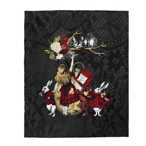 Könnte beinhalten: Eine Alice im Wunderland-Illustration mit schwarzem Spitzenhintergrund. Alice greift nach einer weißen Rose, der Hutmacher hält eine Teetasse und das weiße Kaninchen hält eine Taschenuhr. Die Grinsekatze lugt hinter einem Ast hervor.