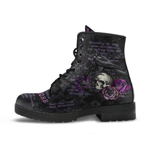 Puede incluir: Botas de cuero negro con un diseño de calavera y rosas. Las botas tienen un cierre de encaje y una cita del poema "El Cuervo" de Edgar Allan Poe: "Presently my soul grew stronger; hesitating then no longer - I" or "your"