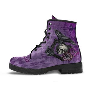 Bottes de combat inspirées d'Edgar Allan Poe #108 Le Corbeau | Chaussures de sorcière, cadeau pour la fête des professeurs, chaussures mignonnes personnalisées, bottes de sorcière gothiques, crâne gothique