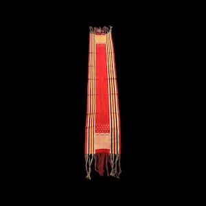 Vieja madre Iban Portabebés / llevando tela para bebés del área de Saribas Dayak Borneo.