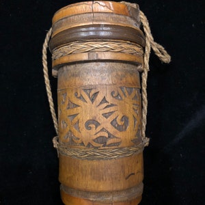 Vecchio contenitore di tabacco di bambù tradizionale Dayak / scatola di sigarette dal Sarawak Borneo.