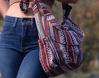 Borsa a tracolla in cotone intrecciato a mano: tracolla regolabile, stile hippie