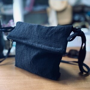 Handgemaakte linnen crossbodytas: geborduurde hippie-hobotas
