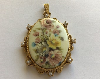 Ciondolo vintage Denise. Rose gialle dipinte a mano, fiori, ciondolo in ceramica o porcellana.